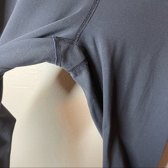 SALE!! LUULEMON on Wunder Under Crop Reversible Dense Purple / Black Size 6 Lulu - Picture 7 of 10